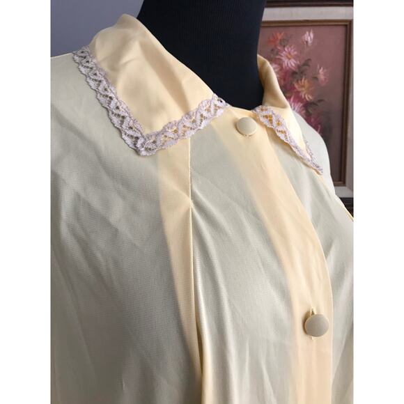 Vintage Vanity Fair buttery yellow house gown/ robe with lace detailing - Picture 3 of 10
